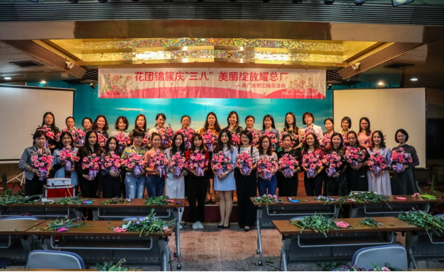 花团锦簇庆“三八” 俏丽开放耀总厂  ——88858cc永利官网插花活动