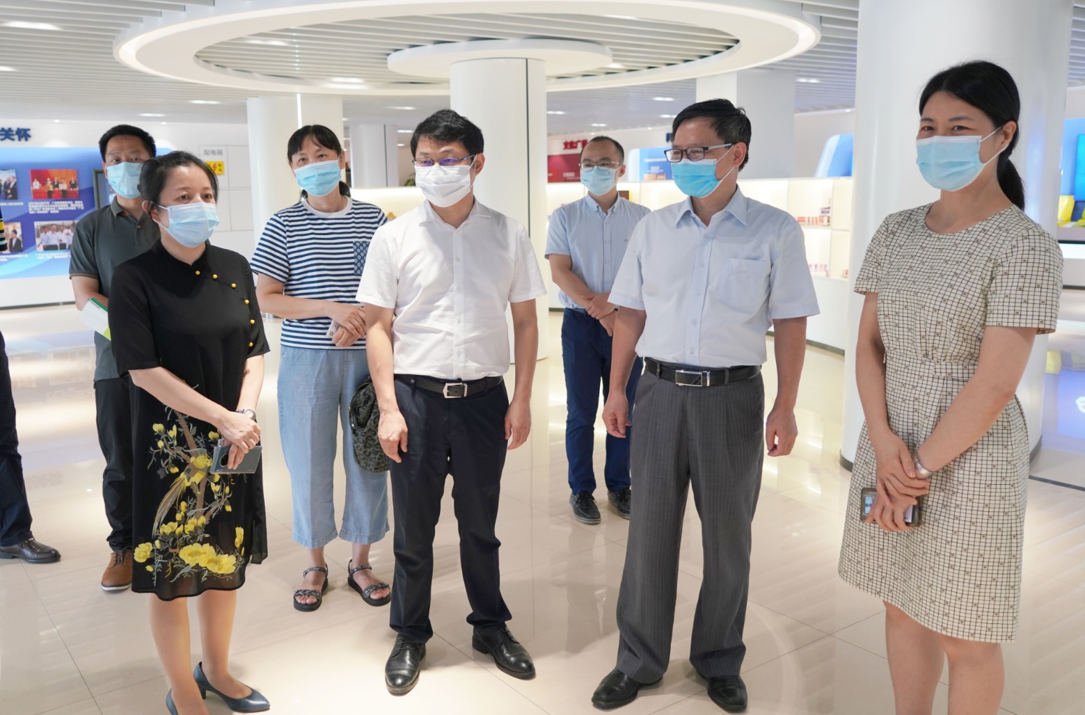 广州市工信局副局长张建华一行到广药集团88858cc永利官网调研